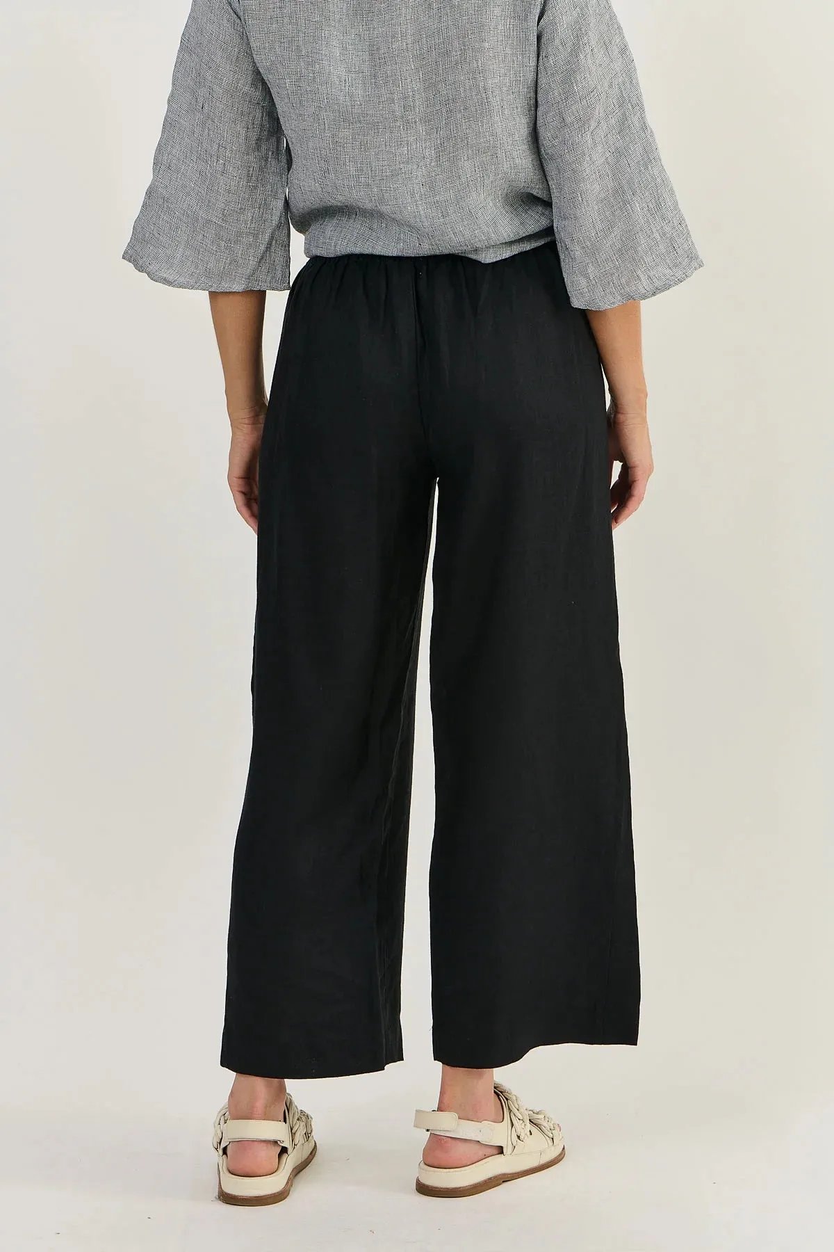 GA398 Straight Leg Pant in Black