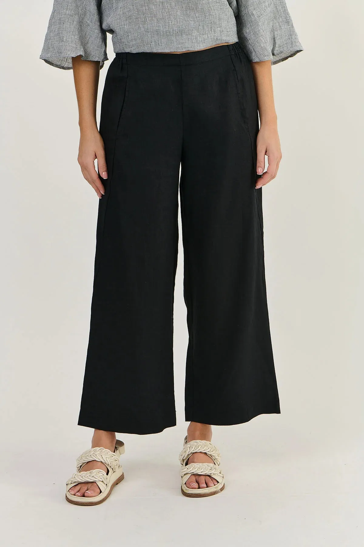 GA398 Straight Leg Pant in Black