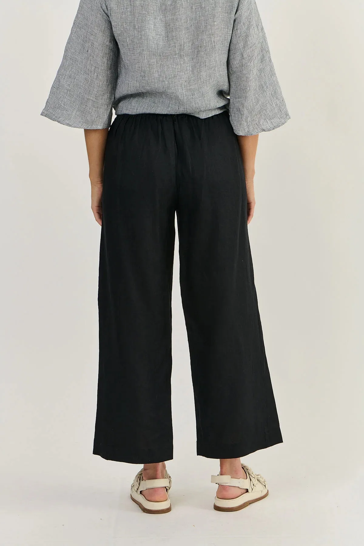 GA398 Straight Leg Pant in Black
